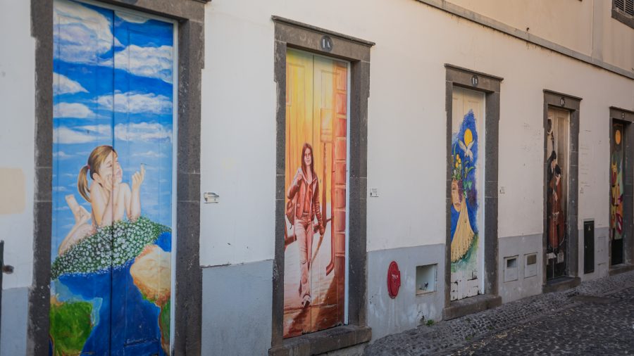 Ulična umjetnost u staroj gradskoj jezgri Funchala na Madeiri s oslikanim vratima i živim bojama