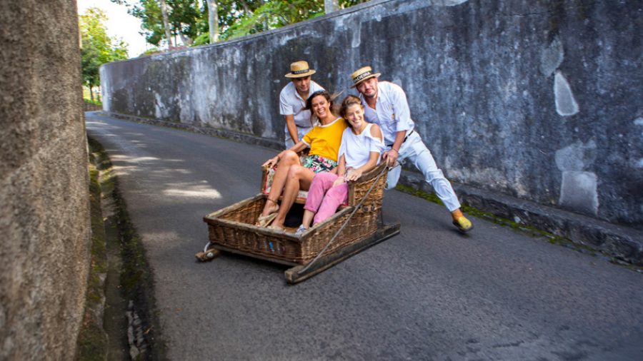 Tradicionalna vožnja pletenim saonicama Monte u Funchalu na Madeiri