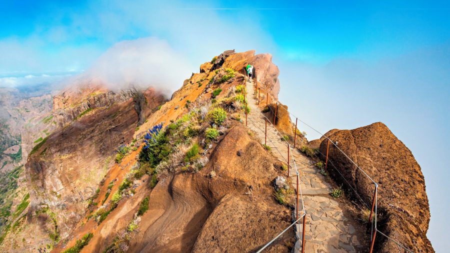 Pogled s vrha Pico Ruivo na Madeiri prema oblacima i Atlantskom oceanu