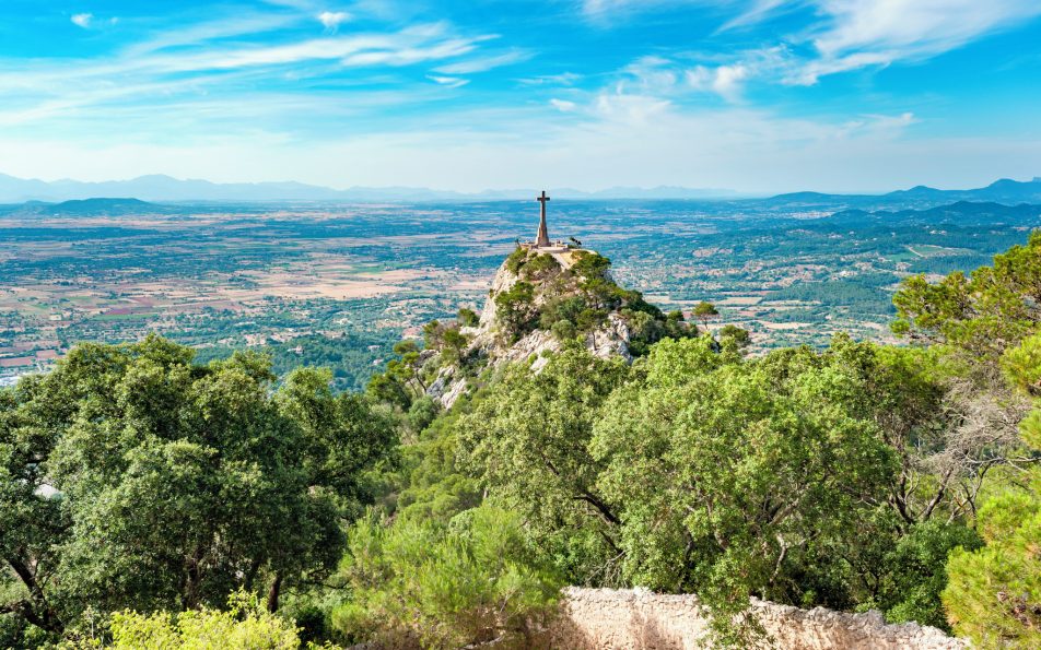 Samostan Sant Salvador na vrhu brežuljka s panoramskim pogledom na Mallorcu