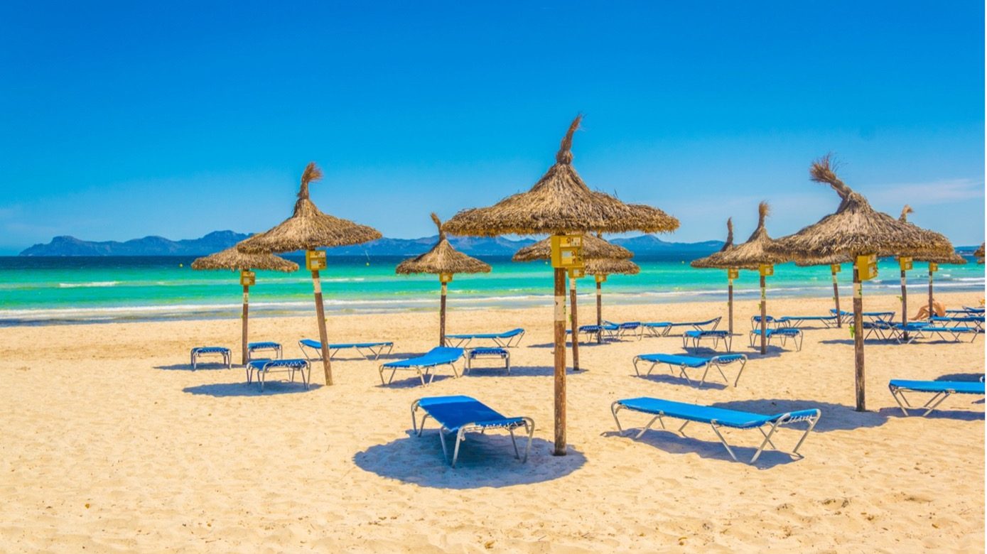 Plaža s ležaljkama na Mallorci i ljetni odmor uz more