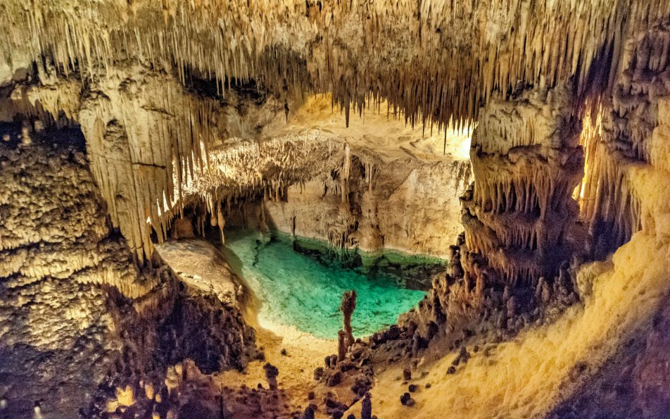 Podzemno Martelovo jezero u špiljama Cuevas del Drach na Mallorci