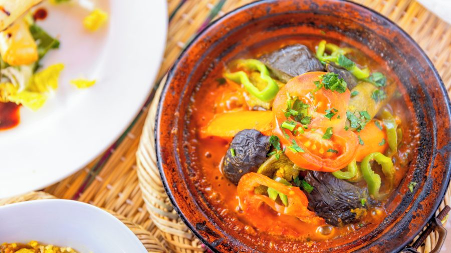 Marokanski tajine poslužen u tradicionalnoj posudi