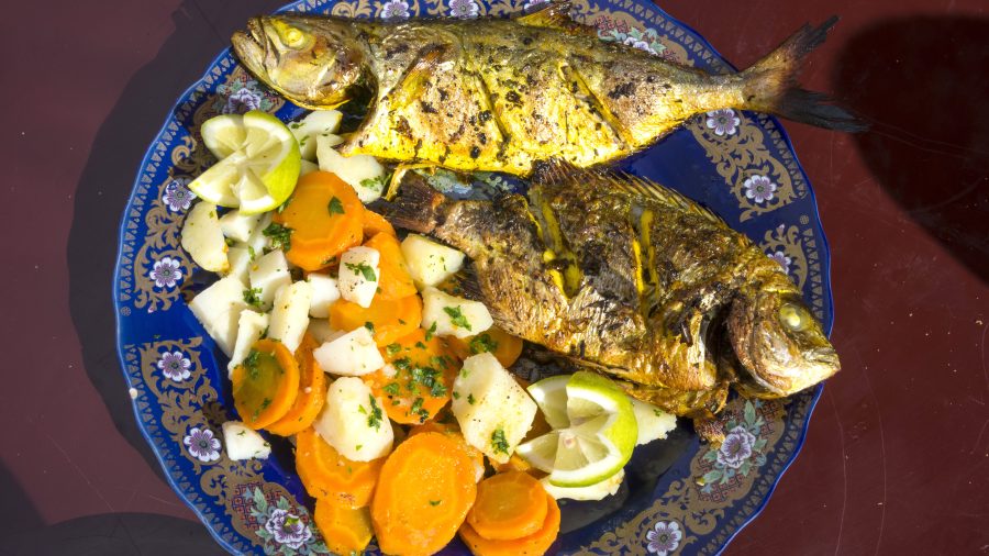 Marokanska hrana na stolu: tajin, kuskus i čaj od mente, tipična jela na putovanju u Maroko