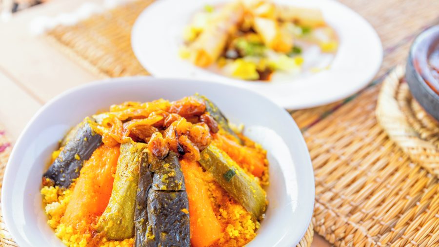 Klasični marokanski kuskus serviran na tanjuru
