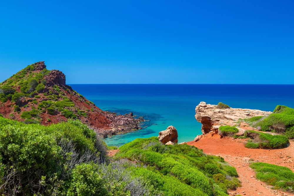 Menorca s uvalom, svijetlim pijeskom i prozirnim morem