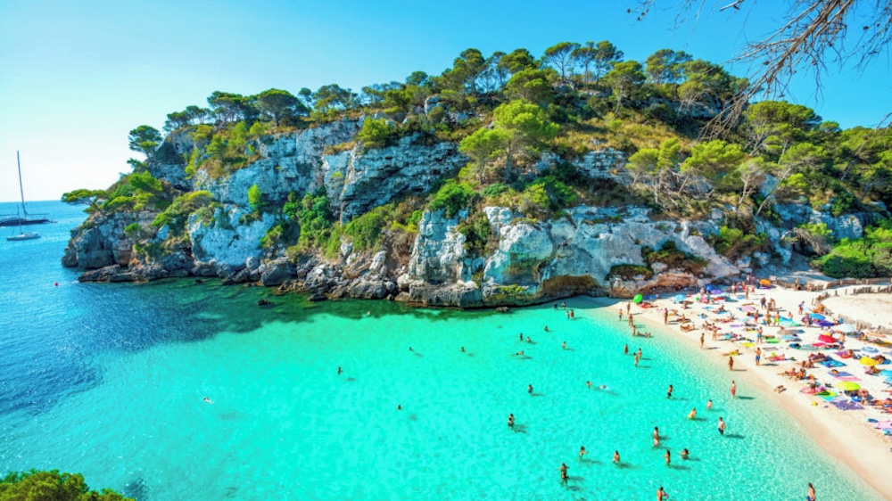 Cala Macarelleta Menorca – tirkizna obiteljska plaža s bijelim pijeskom
