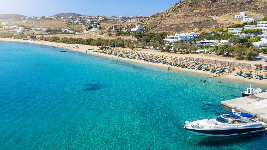 Kalafati plaža na Mikonosu – windsurfing i vodeni sportovi