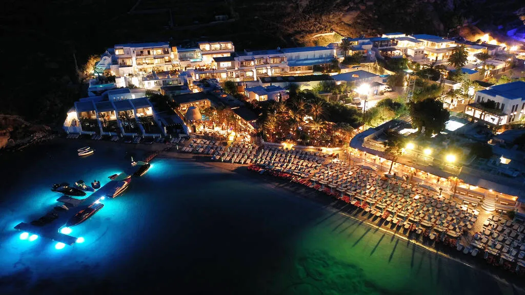 Beach clubovi na Mikonosu – luksuzna atmosfera i dnevne zabave