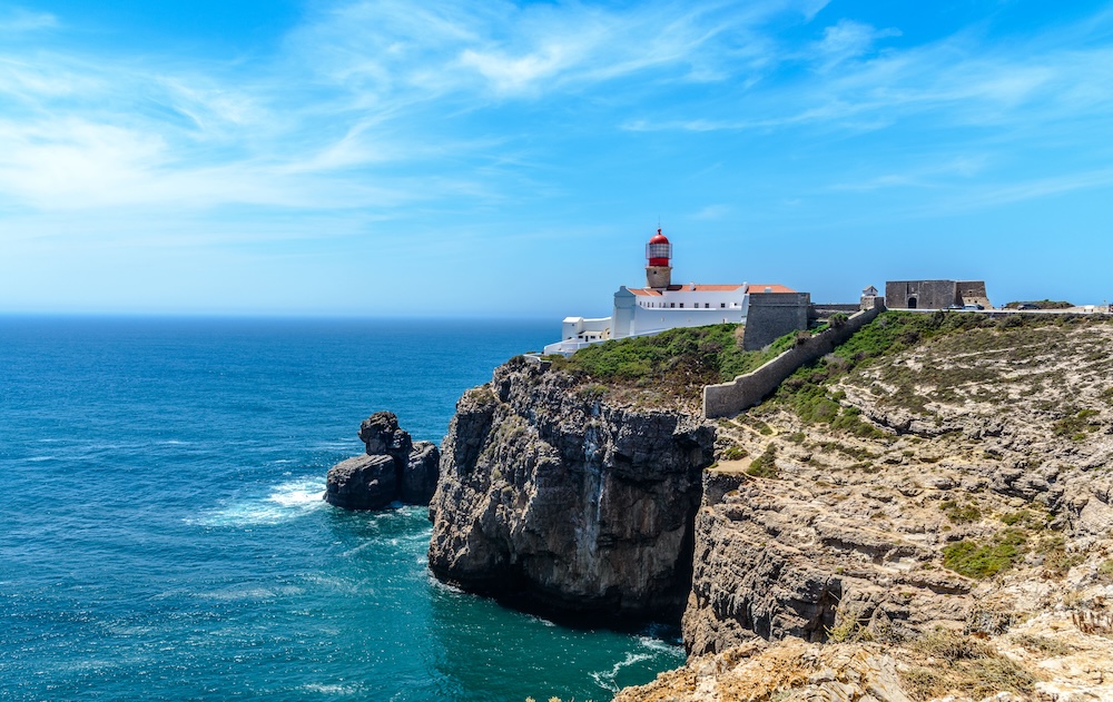 Obala Algarve u Portugalu sa stijenama i čistom vodom