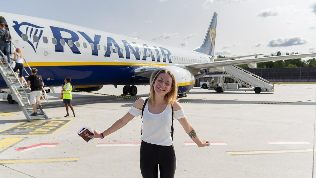Putnica u avionu Ryanair i rezervacija putovanja putem lastminute.hr