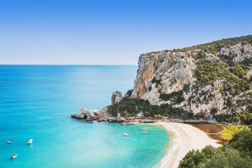 Cala Luna na Sardiniji s bijelim pijeskom i špiljama uz obalu