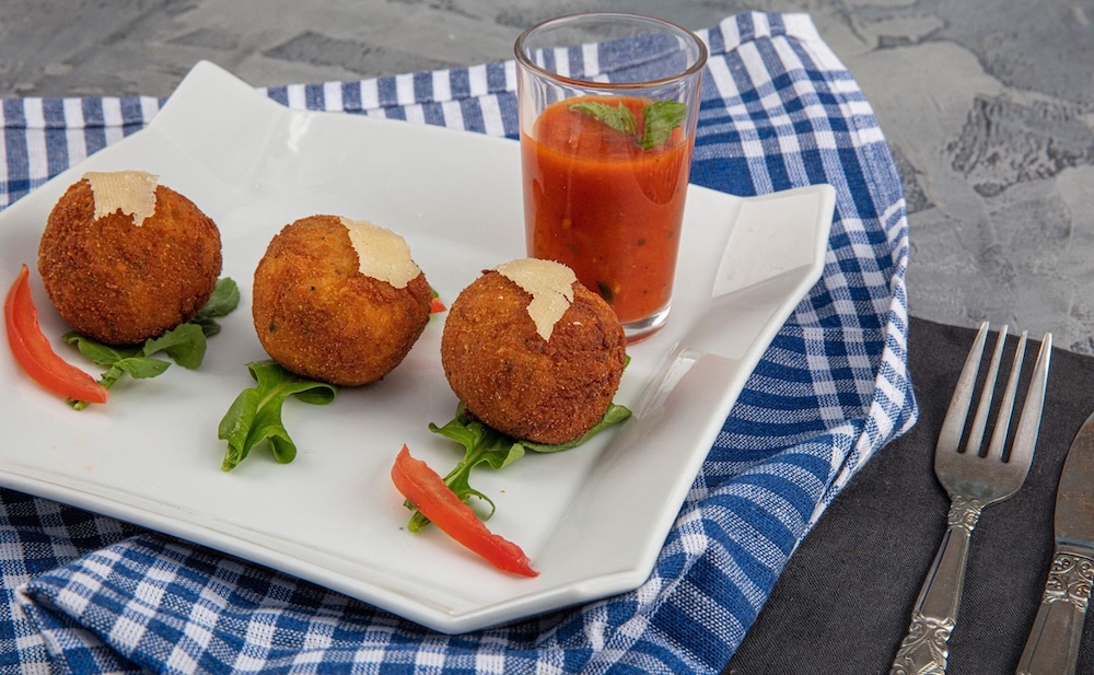 Arancini na Siciliji kao hrskave pržene kuglice od riže s bogatim nadjevom