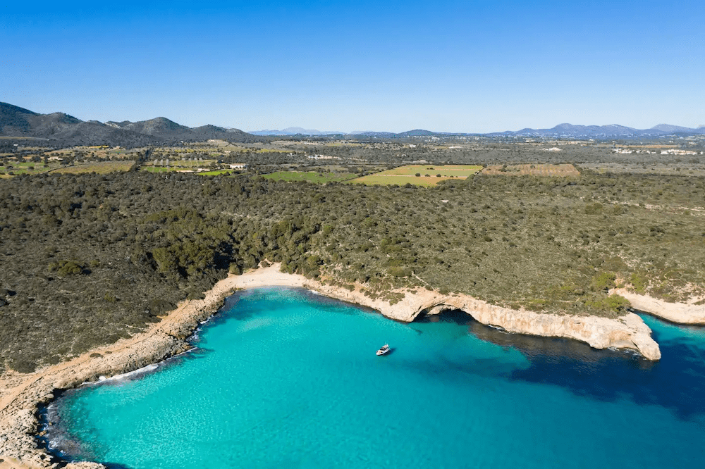 Cala Varques – divlja uvala s pijeskom i strmim stijenama na istočnoj obali Mallorce