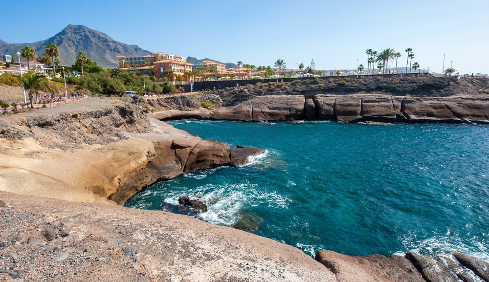 Costa Adeje – Playa de Fañabé s ležaljkama, promenadom i beach barovima na Tenerifeu