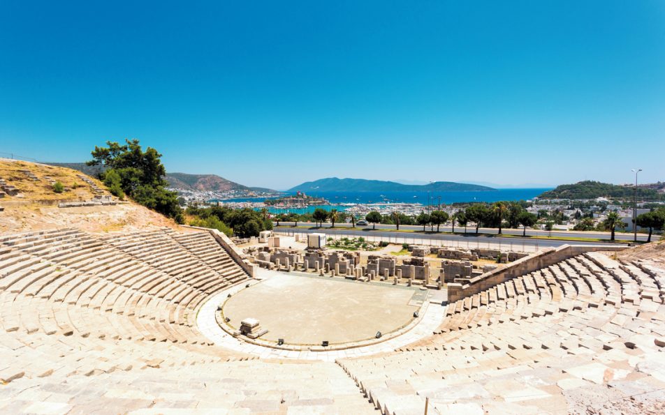Antičko kazalište Halikarnas u Bodrumu s pogledom na grad i more