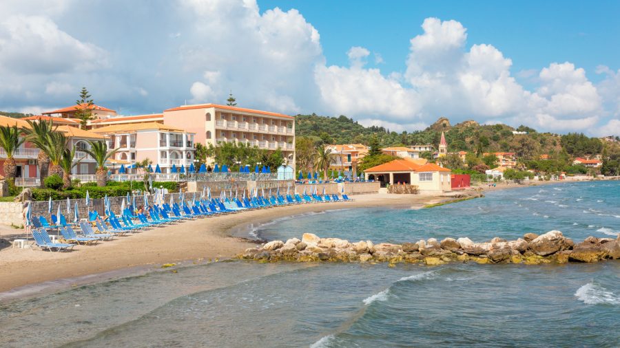 Argassi Beach na Zakintosu uz šetnicu i sadržaje