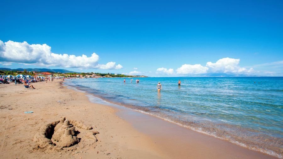 Tsilivi Beach na Zakintosu s ležaljkama i čistim morem